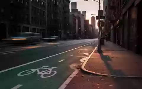 Eine leere, städtische Straße bei Dämmerung mit einem Radweg in einer dicht besiedelten Metropole. - Foto: über boerse-global.de