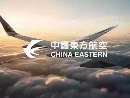 Ein Flugzeugflügel über einem Wolkenmeer bei Sonnenuntergang als Symbol für moderne Luftfahrttechnologie. - Foto: über boerse-global.de