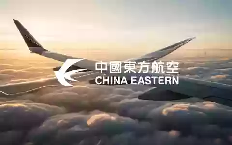 Ein Flugzeugflügel über einem Wolkenmeer bei Sonnenuntergang als Symbol für moderne Luftfahrttechnologie. - Foto: über boerse-global.de