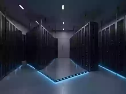 Reihen von dunklen Server-Schränken in einem modernen, schwach beleuchteten Rechenzentrum. - Foto: über boerse-global.de