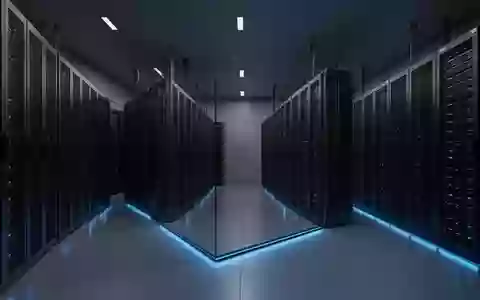 Reihen von dunklen Server-Schränken in einem modernen, schwach beleuchteten Rechenzentrum. - Foto: über boerse-global.de