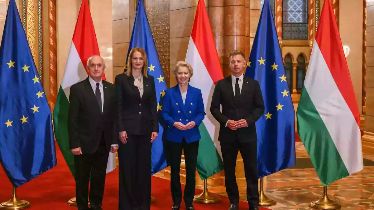 Ungarns Ministerpräsident Peter Magyar feierte den 70. Gedenktag der Revolte von 1956 mit Gästen die EU-Kommissionspräsidentin Ursula von der Leyen. - Bild: Tamas Purger/MTI via AP/dpa