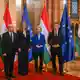 Ungarns Ministerpräsident Peter Magyar feierte den 70. Gedenktag der Revolte von 1956 mit Gästen die EU-Kommissionspräsidentin Ursula von der Leyen. - Bild: Tamas Purger/MTI via AP/dpa