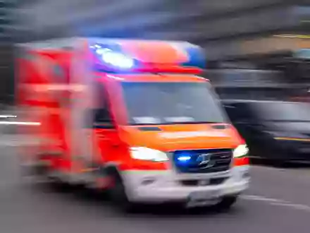 Rettungskräfte eilten vor Ort, die Einsatzstelle wurde abgesichert. (Symbolbild) - Foto: Monika Skolimowska/dpa