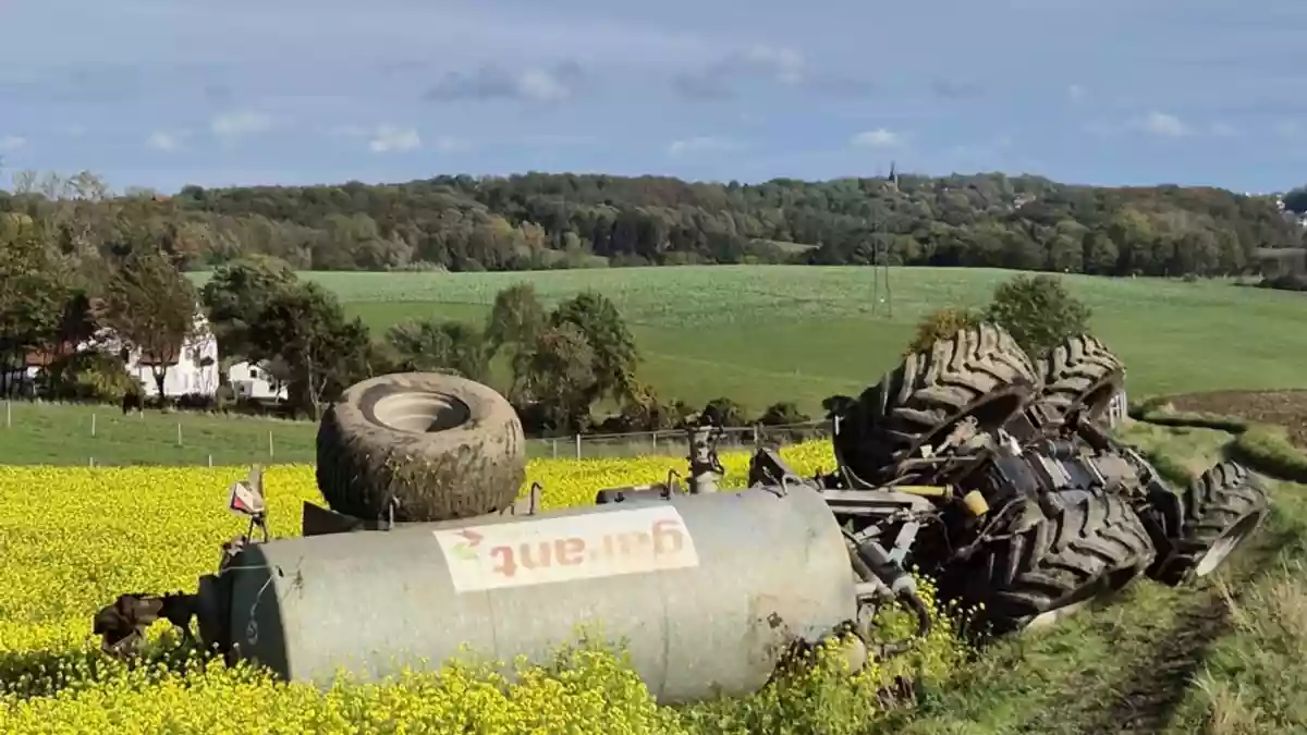 FW-EN: Trecker samt Anhänger kippen um - Bild: presseportal.de