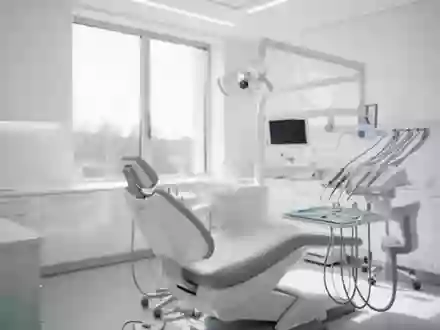 Ein modern eingerichtetes, helles Behandlungszimmer in einer Zahnarztpraxis bei Tageslicht. - Foto: über boerse-global.de