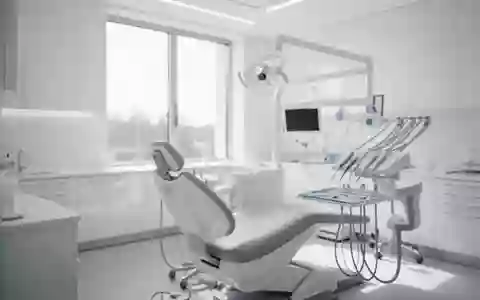 Ein modern eingerichtetes, helles Behandlungszimmer in einer Zahnarztpraxis bei Tageslicht. - Foto: über boerse-global.de