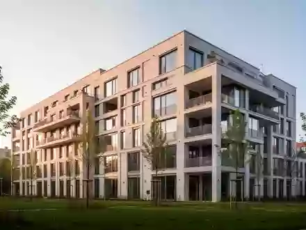 Ein moderner Neubau mit heller Ziegelfassade und Balkonen in einem Berliner Wohnquartier bei Tageslicht. - Foto: über boerse-global.de