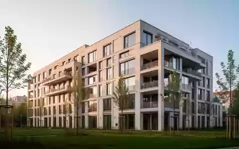 Ein moderner Neubau mit heller Ziegelfassade und Balkonen in einem Berliner Wohnquartier bei Tageslicht. - Foto: über boerse-global.de