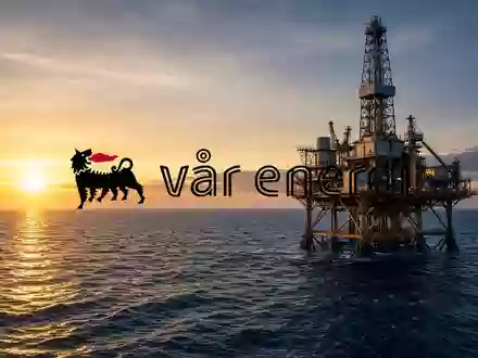 Abstrakte Darstellung einer modernen Offshore-Ölplattform bei Sonnenaufgang als Symbol für die Energiebranche. - Foto: über boerse-global.de