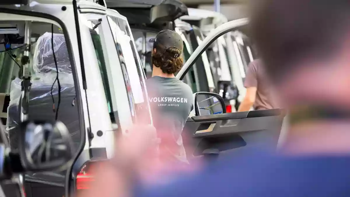 VW will bei den anstehenden Tarifverhandlungen auch über Transfergesellschaften verhandeln. (Symbolbild) - Bild: Julian Stratenschulte/dpa
