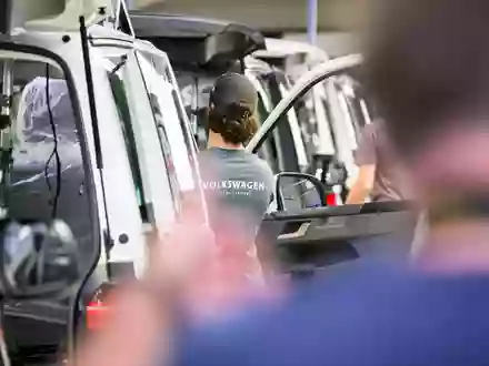VW will bei den anstehenden Tarifverhandlungen auch über Transfergesellschaften verhandeln. (Symbolbild) - Foto: Julian Stratenschulte/dpa