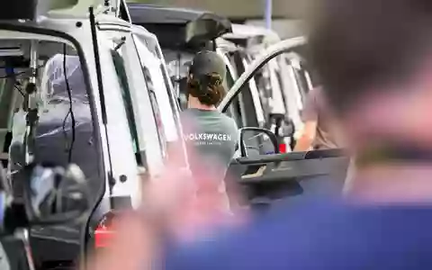 VW will bei den anstehenden Tarifverhandlungen auch über Transfergesellschaften verhandeln. (Symbolbild) - Foto: Julian Stratenschulte/dpa