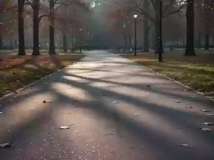 Ein einsamer, gepflasterter Gehweg in einem Park bei spätem Nachmittagslicht. - Foto: über boerse-global.de