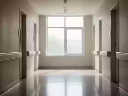 Ein ruhiger, sonnendurchfluteter Klinikflur mit minimalistischer Architektur und einer friedvollen Atmosphäre. - Foto: über boerse-global.de