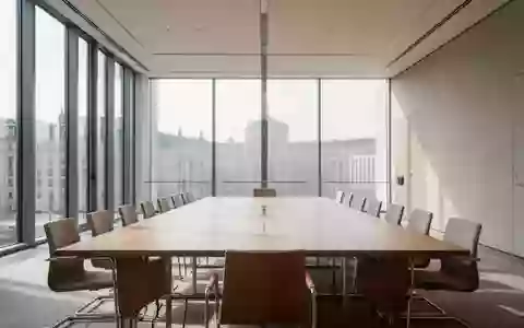 Ein heller, leerer Konferenzraum in einem modernen Regierungsgebäude mit einem großen Holztisch und natürlichem Licht. - Foto: über boerse-global.de