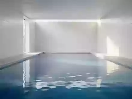 Ein leeres, hell gefliestes Schwimmbecken in einer minimalistischen Umgebung bei natürlichem Lichteinfall. - Foto: über boerse-global.de