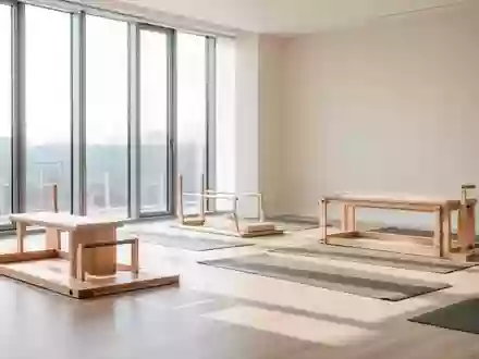 Ein heller, minimalistischer Bewegungsraum in einer Rehabilitationsklinik mit natürlichem Tageslicht und Sportgeräten. - Foto: über boerse-global.de