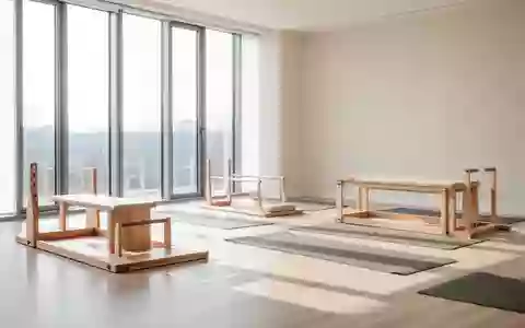 Ein heller, minimalistischer Bewegungsraum in einer Rehabilitationsklinik mit natürlichem Tageslicht und Sportgeräten. - Foto: über boerse-global.de