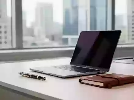 Ein moderner, aufgeräumter Schreibtisch in einem hellen Büro mit einem Laptop und einem Notizblock. - Foto: über boerse-global.de