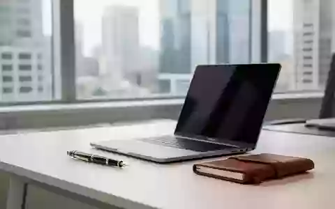 Ein moderner, aufgeräumter Schreibtisch in einem hellen Büro mit einem Laptop und einem Notizblock. - Foto: über boerse-global.de