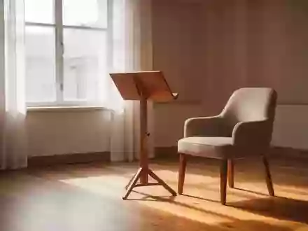 Ein sonnendurchfluteter Übungsraum mit einem hölzernen Notenständer in einer ruhigen, minimalistischen Umgebung. - Foto: über boerse-global.de
