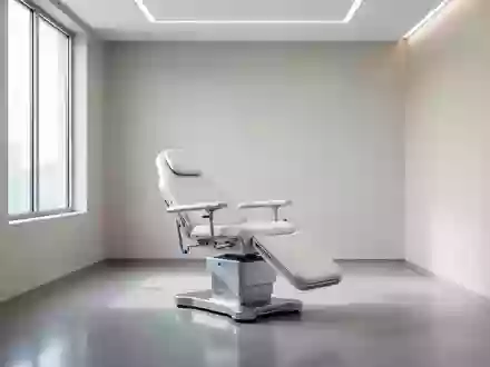 Ein minimalistischer, heller Behandlungsraum in einer neurologischen Klinik mit einem leeren Untersuchungsstuhl. - Foto: über boerse-global.de