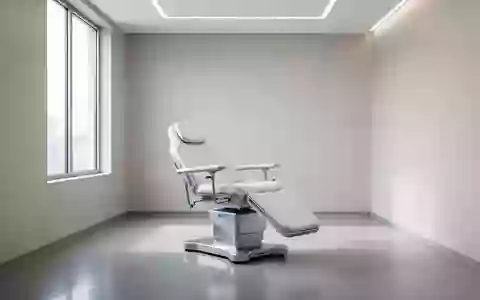 Ein minimalistischer, heller Behandlungsraum in einer neurologischen Klinik mit einem leeren Untersuchungsstuhl. - Foto: über boerse-global.de