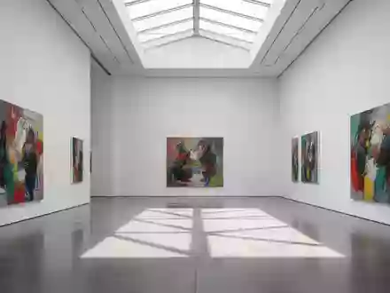 Ein heller, minimalistischer Ausstellungsraum in einer Kunsthalle mit hohen Wänden und natürlichem Lichteinfall. - Foto: über boerse-global.de