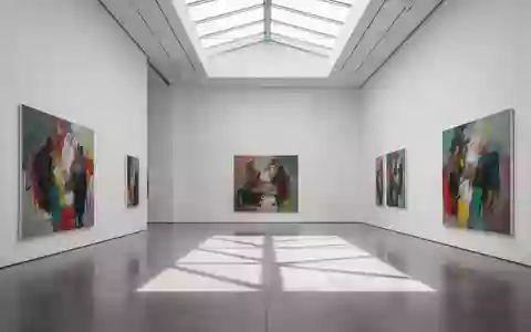 Ein heller, minimalistischer Ausstellungsraum in einer Kunsthalle mit hohen Wänden und natürlichem Lichteinfall. - Foto: über boerse-global.de