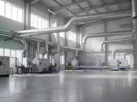 Eine sterile, moderne Industriehalle mit Lüftungssystemen und Betonboden als Symbol für Arbeitsschutz. - Foto: über boerse-global.de