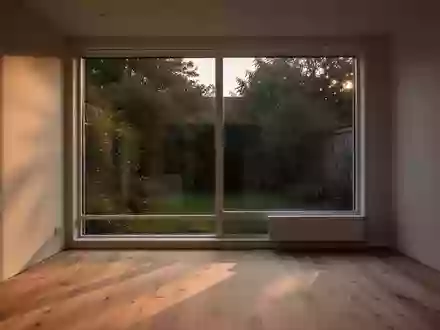 Ein minimalistisches, sonnendurchflutetes Homeoffice bei Tageslicht mit Blick in einen ruhigen Garten. - Foto: über boerse-global.de