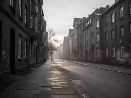 Leere, graue Stadtstraße vor alten Wohngebäuden in der Morgendämmerung als Symbol für Wohnungsmangel. - Foto: über boerse-global.de
