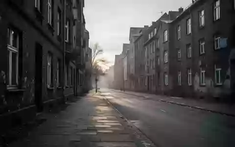 Leere, graue Stadtstraße vor alten Wohngebäuden in der Morgendämmerung als Symbol für Wohnungsmangel. - Foto: über boerse-global.de