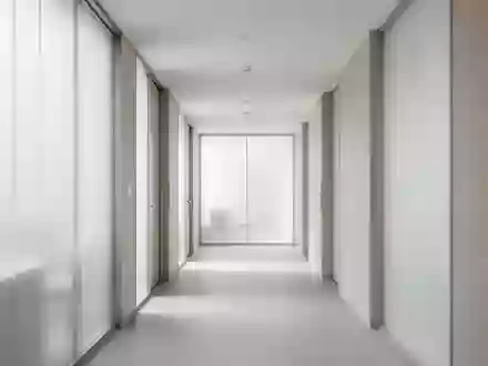 Ein minimalistischer, lichtdurchfluteter Klinikflur mit klaren architektonischen Linien und einer ruhigen Atmosphäre. - Foto: über boerse-global.de
