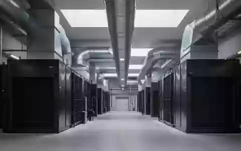 Moderne, industrielle Infrastruktur einer großflächigen Speicheranlage mit massiven Lüftungssystemen und metallischen Strukturen. - Foto: über boerse-global.de