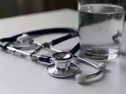 Symbolbild: Stethoskop neben einem Glas Wasser - Foto: über boerse-global.de