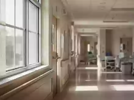 Ein ruhiger, sonnendurchfluteter Krankenhausflur mit minimalistischer Architektur und weichem Tageslicht. - Foto: über boerse-global.de