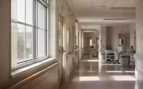 Ein ruhiger, sonnendurchfluteter Krankenhausflur mit minimalistischer Architektur und weichem Tageslicht. - Foto: über boerse-global.de