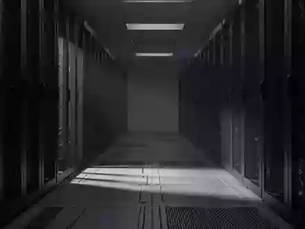 Leere, dunkle Server-Racks in einem industriellen Rechenzentrum mit schattenreichen Gängen. - Foto: über boerse-global.de