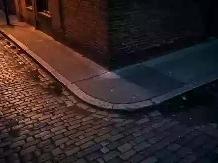 Eine nächtliche, menschenleere Stadtstraße mit sanfter Beleuchtung und Texturen auf dem Boden. - Foto: über boerse-global.de
