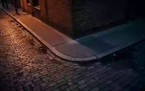 Eine nächtliche, menschenleere Stadtstraße mit sanfter Beleuchtung und Texturen auf dem Boden. - Foto: über boerse-global.de