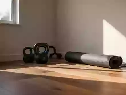 Ein minimalistischer Trainingsraum mit Hanteln und einer Yogamatte in natürlichem Licht. - Foto: über boerse-global.de