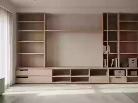 Ein minimalistisch gestalteter Wohnraum mit leeren Holzregalen und strukturierter Ordnung bei natürlichem Lichteinfall. - Foto: über boerse-global.de
