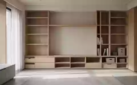 Ein minimalistisch gestalteter Wohnraum mit leeren Holzregalen und strukturierter Ordnung bei natürlichem Lichteinfall. - Foto: über boerse-global.de
