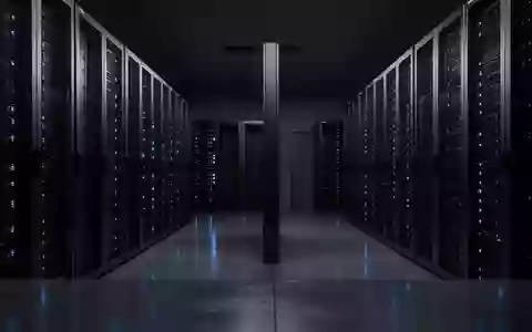 Ein minimalistischer, moderner Serverraum bei Nacht mit in blauem Licht schimmernden Serverracks auf einem polierten Betonboden. - Foto: über boerse-global.de