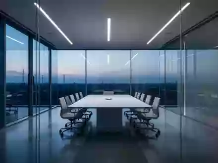 Ein minimalistischer, leerer Konferenzraum mit Glaswänden in der Dämmerung, der eine ruhige und sichere Atmosphäre vermittelt. - Foto: über boerse-global.de