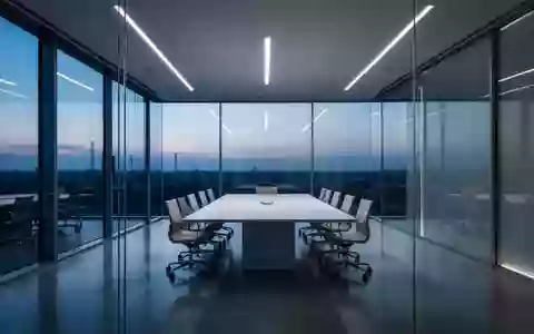 Ein minimalistischer, leerer Konferenzraum mit Glaswänden in der Dämmerung, der eine ruhige und sichere Atmosphäre vermittelt. - Foto: über boerse-global.de