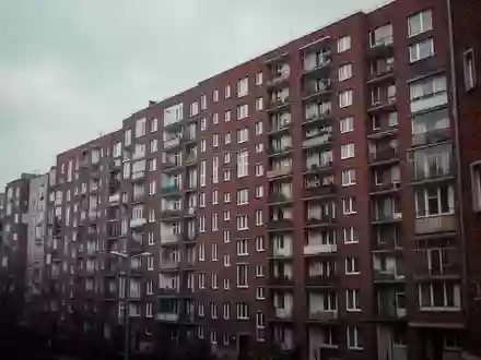 Ein Wohnblock mit vielen identischen Fenstern und Balkonen in einem Berliner Wohnviertel. - Foto: über boerse-global.de