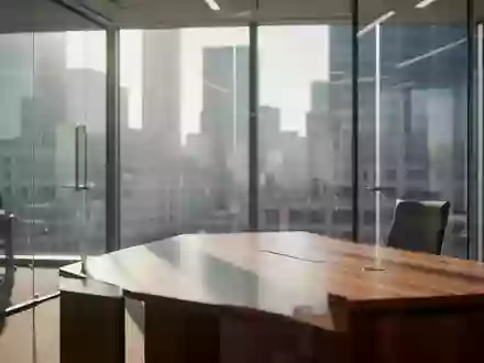 Ein modernes, helles Büro mit großen Glasfronten und Blick auf eine Stadt, das professionelle Stabilität symbolisiert. - Foto: über boerse-global.de
